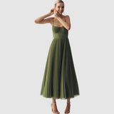Adéla – Moderni elegancija su atvira nugara
