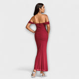 Ione - Bodycon suknelė su atvirais pečiais ir raukiniais