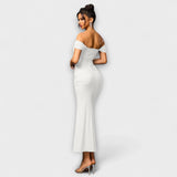 Ione - Bodycon suknelė su atvirais pečiais ir raukiniais