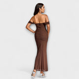 Ione - Bodycon suknelė su atvirais pečiais ir raukiniais