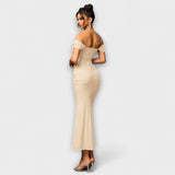 Ione - Bodycon suknelė su atvirais pečiais ir raukiniais