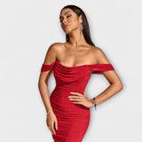 Ione - Bodycon suknelė su atvirais pečiais ir raukiniais