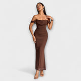Ione - Bodycon suknelė su atvirais pečiais ir raukiniais