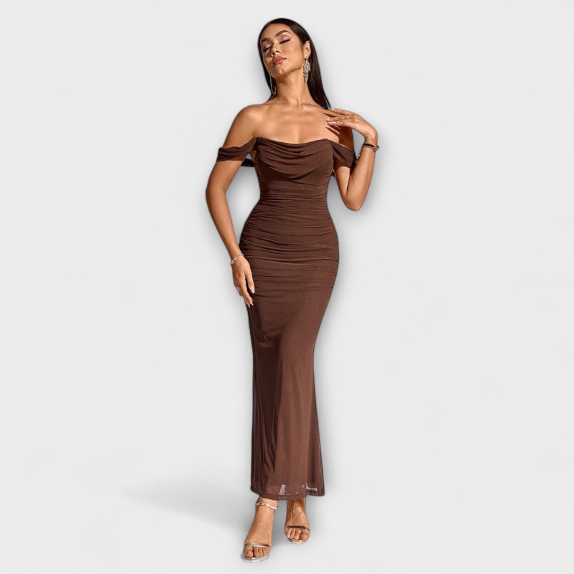Ione - Bodycon suknelė su atvirais pečiais ir raukiniais