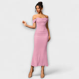 Ione - Bodycon suknelė su atvirais pečiais ir raukiniais